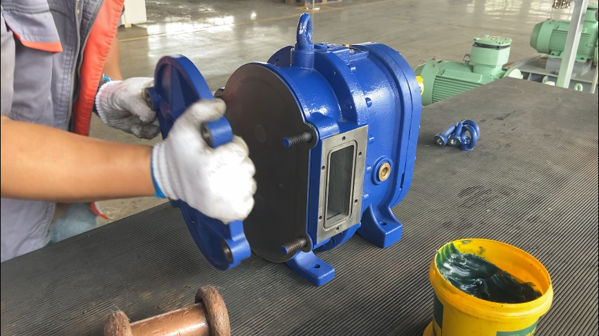 填入密封圈，裝外襯板，泵蓋，對(duì)角扭緊快裝螺絲